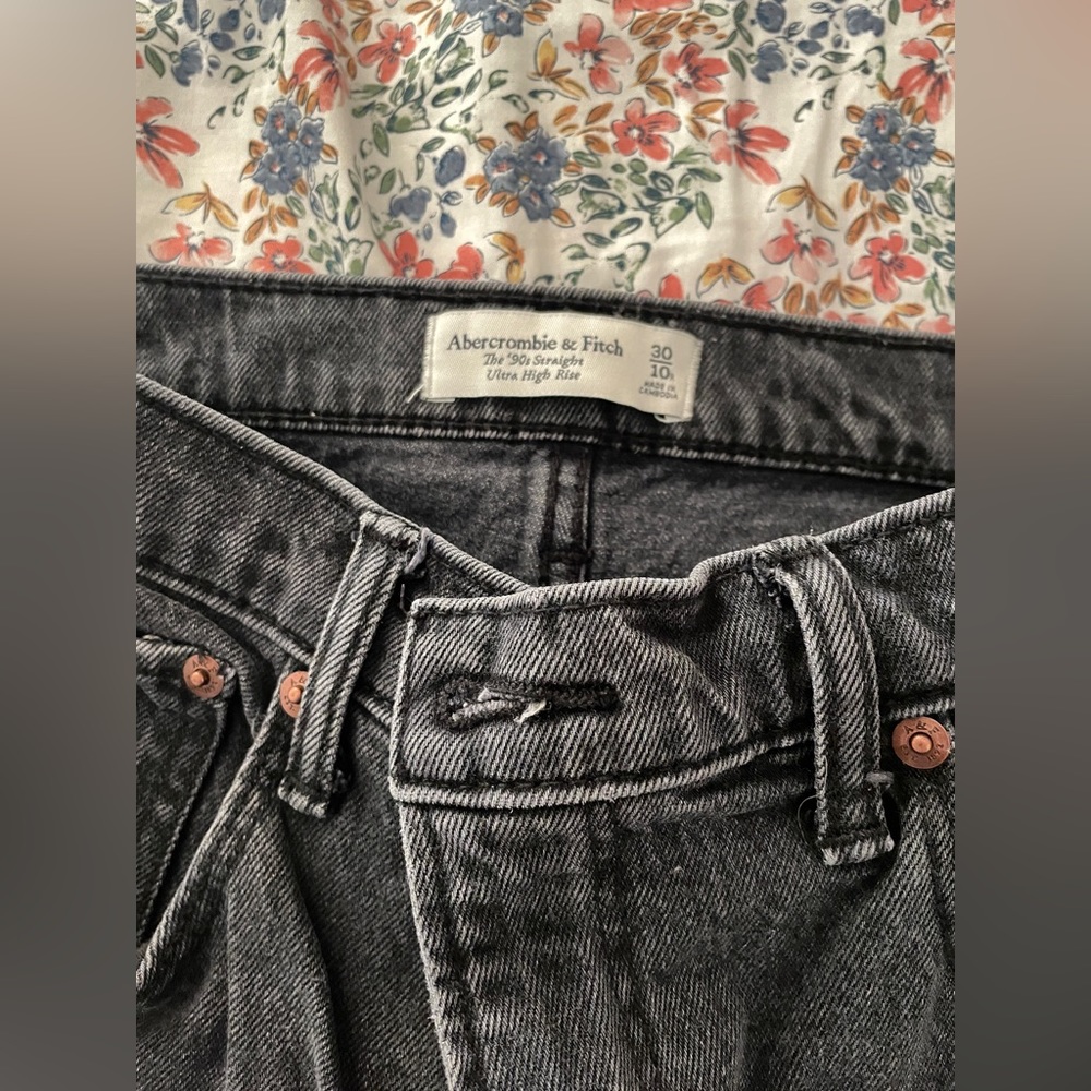 Abercrombie and fitch The 90. Straight ultra high rise jean